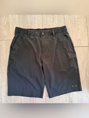 Oakley Men's Black Performance Shorts size 32